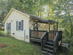 Pre-foreclosure in  Chigger Hill Cir Gainesville, GA 30506