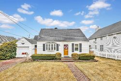 Pre-foreclosure in  Walnut Ave Farmingdale, NY 11735