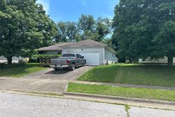 Pre-foreclosure in  W HOVEY RD Springfield, MO 65803