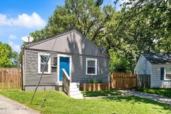Pre-foreclosure in  S Rutland Ave Louisville, KY 40215