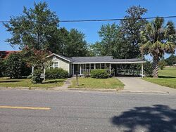 Pre-foreclosure in  Holmesville Ave Baxley, GA 31513