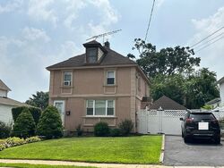 Pre-foreclosure in  Park Ave Uniondale, NY 11553