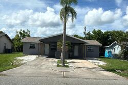 Pre-foreclosure in  Briarwood Rd Venice, FL 34293