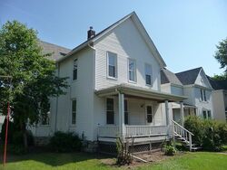 Pre-foreclosure in  14TH AVE Moline, IL 61265