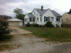 Pre-foreclosure in  26TH ST Moline, IL 61265