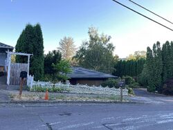 Pre-foreclosure in  Se Hillyard Rd Gresham, OR 97080