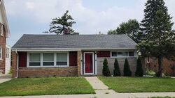 Pre-foreclosure in  W Grant Dr Des Plaines, IL 60016