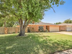 Pre-foreclosure in  W Oakdale Rd Irving, TX 75060