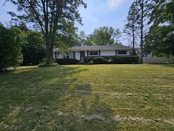 Pre-foreclosure in  Jenkisson Ave Lake Bluff, IL 60044