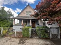 Pre-foreclosure in  S I St Tacoma, WA 98405