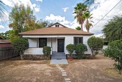Pre-foreclosure in  Casitas Ave Altadena, CA 91001