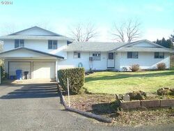 Pre-foreclosure in  SE Kathy Ln Boring, OR 97009