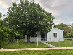 Pre-foreclosure in  Nw 121st St Miami, FL 33168