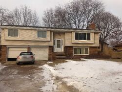 Pre-foreclosure in  SAINT GREGORY DR Green Bay, WI 54311