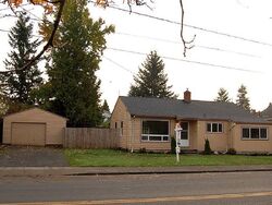 Pre-foreclosure in  SE Woodstock Blvd Portland, OR 97206