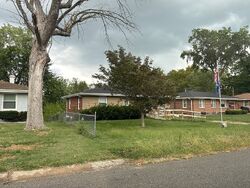 Pre-foreclosure in  E 30th Ter S Independence, MO 64052