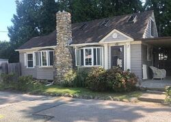 Pre-foreclosure in  Maxson Pl New London, CT 06320