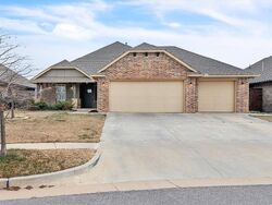 Pre-foreclosure in  Outdoor Living Dr Piedmont, OK 73078