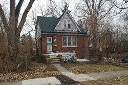 Pre-foreclosure in  ASHLEY ST Grosse Pointe, MI 48236