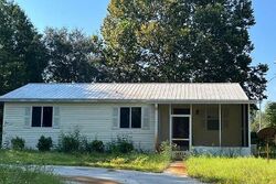 Pre-foreclosure in  8th St Deland, FL 32720