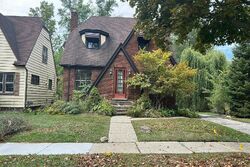 Pre-foreclosure in  Chippewa Rd Pontiac, MI 48341