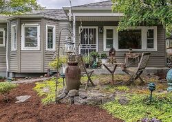 Pre-foreclosure in  SE 43rd Ave Portland, OR 97206