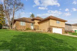 Pre-foreclosure in  GARDEN TER Shorewood, IL 60404