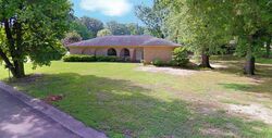 Pre-foreclosure in  BARROW ST Pearl, MS 39208