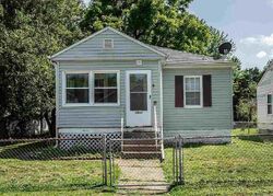  W 8th St, Davenport IA