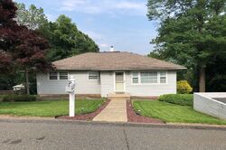 Pre-foreclosure in  WINDING HILL RD Hopatcong, NJ 07843