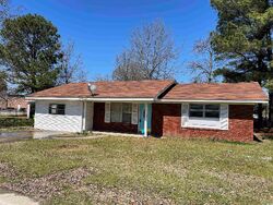  E 4th St, Lonoke AR