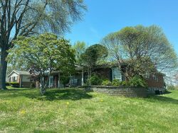 Pre-foreclosure in  CLUB GROUNDS SOUTH DR Florissant, MO 63033