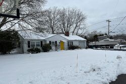 Pre-foreclosure in  PARK VIEW AVE Warwick, RI 02888