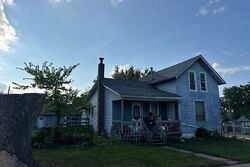 Pre-foreclosure in  8th St Marion, IA 52302