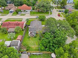 Pre-foreclosure in  IVYRIDGE RD Houston, TX 77043
