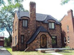 Pre-foreclosure in  GREENLAWN ST Detroit, MI 48221