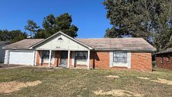 Pre-foreclosure in  Newberry Ave Memphis, TN 38115