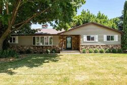 Pre-foreclosure in  S Park Ave Neenah, WI 54956