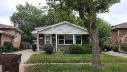 Pre-foreclosure in  GREENVIEW TER Country Club Hills, IL 60478