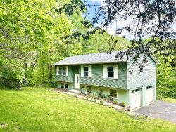 Pre-foreclosure in  SUSAN DR Poughquag, NY 12570