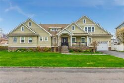 Pre-foreclosure in  E Bay Dr West Islip, NY 11795