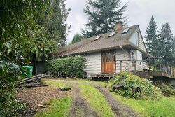 Pre-foreclosure in  72nd Ave SE Mercer Island, WA 98040