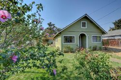 Pre-foreclosure in  Chestnut St Medford, OR 97501