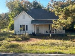Pre-foreclosure in  Helen Cir Sw Milledgeville, GA 31061