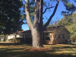 Pre-foreclosure in  Vestavia Pl Se Huntsville, AL 35802