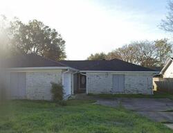 Pre-foreclosure in  Hampton Dr Harvey, LA 70058