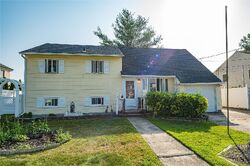 Pre-foreclosure in  N Niagara Ave Lindenhurst, NY 11757
