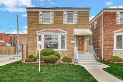 Pre-foreclosure in  S Clyde Ave Chicago, IL 60617