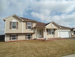 Pre-foreclosure in  HEATHERFIELD LN Dekalb, IL 60115