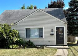 Pre-foreclosure in  LINCOLN AVE Eastpointe, MI 48021